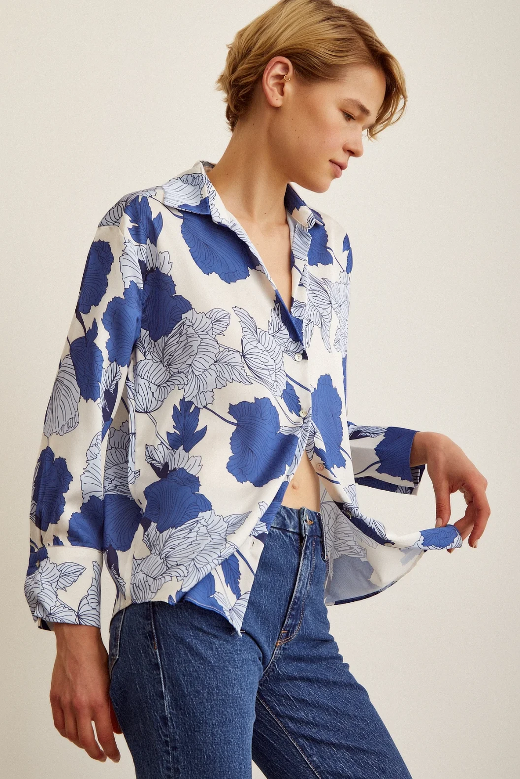 العنق الخامس بلوزة ساتان أزرق