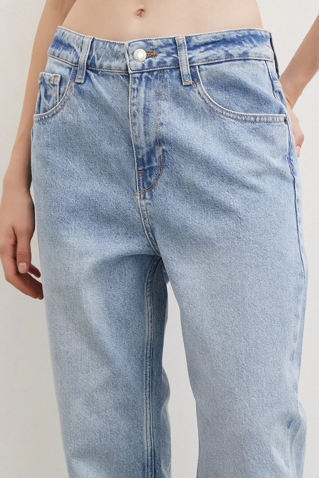 بنطال جينز بخصر عالي مقصوص أزرق ثلجي