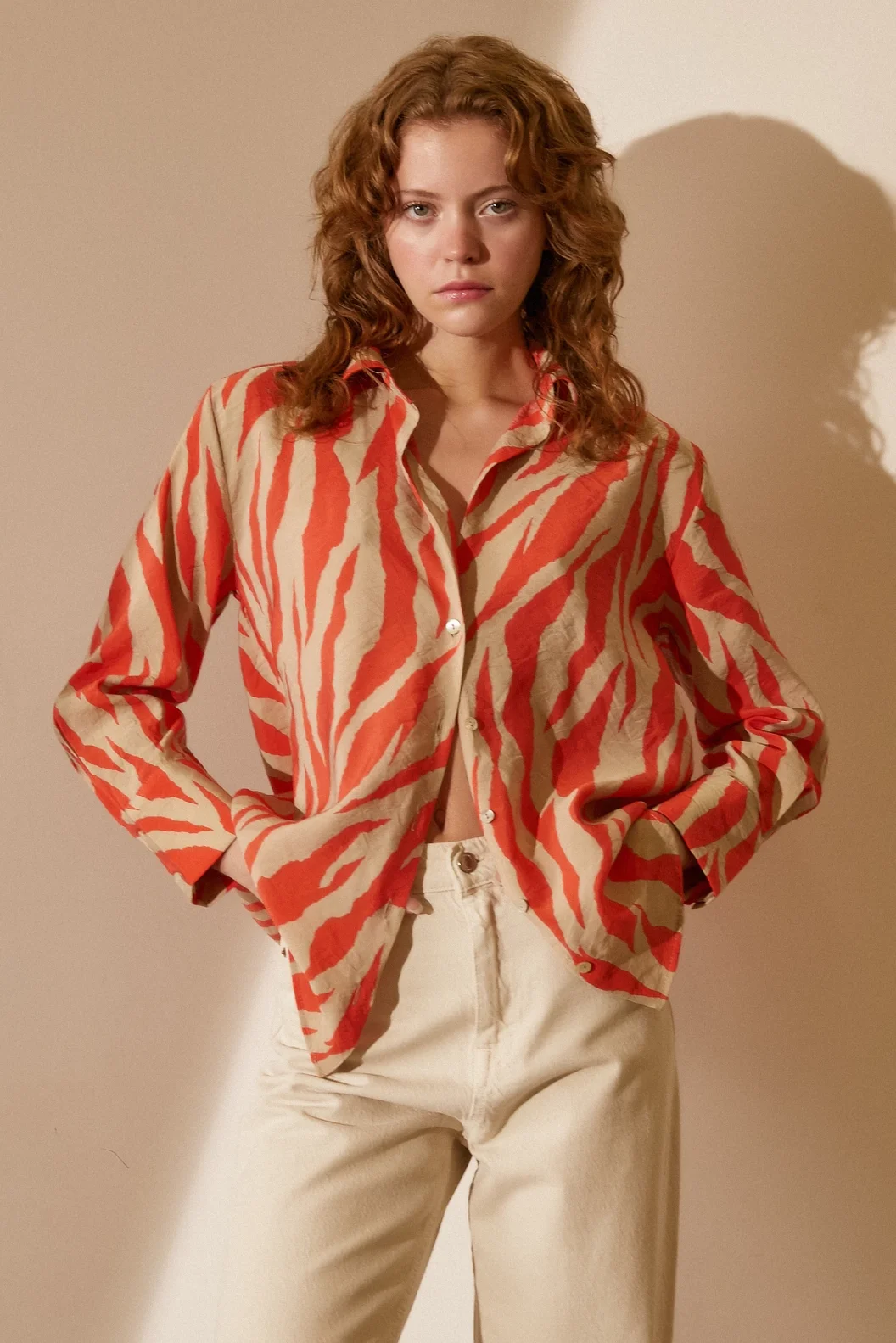 قميص زوبرا بنمط نسيجي بتصميم زوبرا باللون البرتقالي