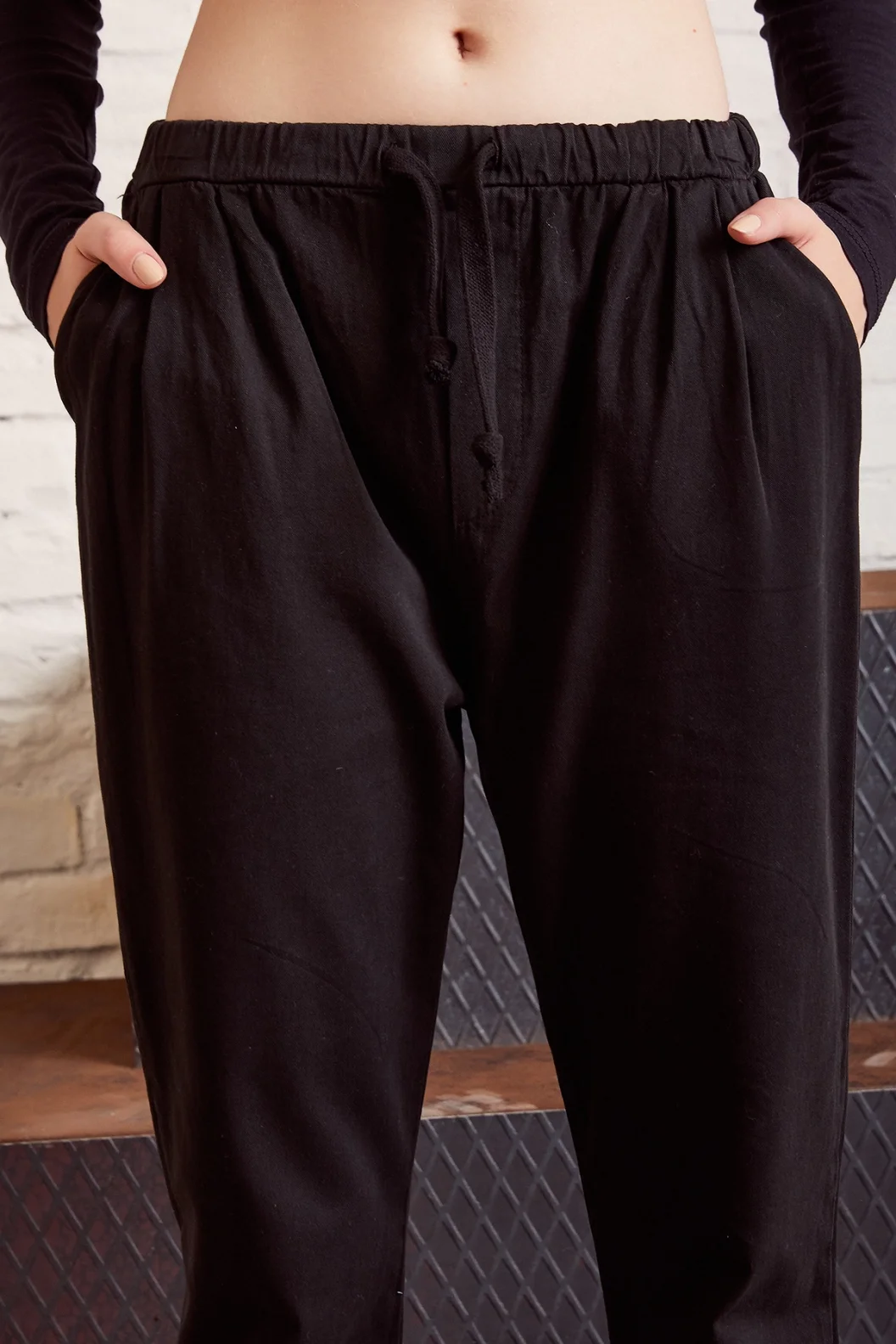 بنطلون قطن غاباردين فضفاض بحزام أسود