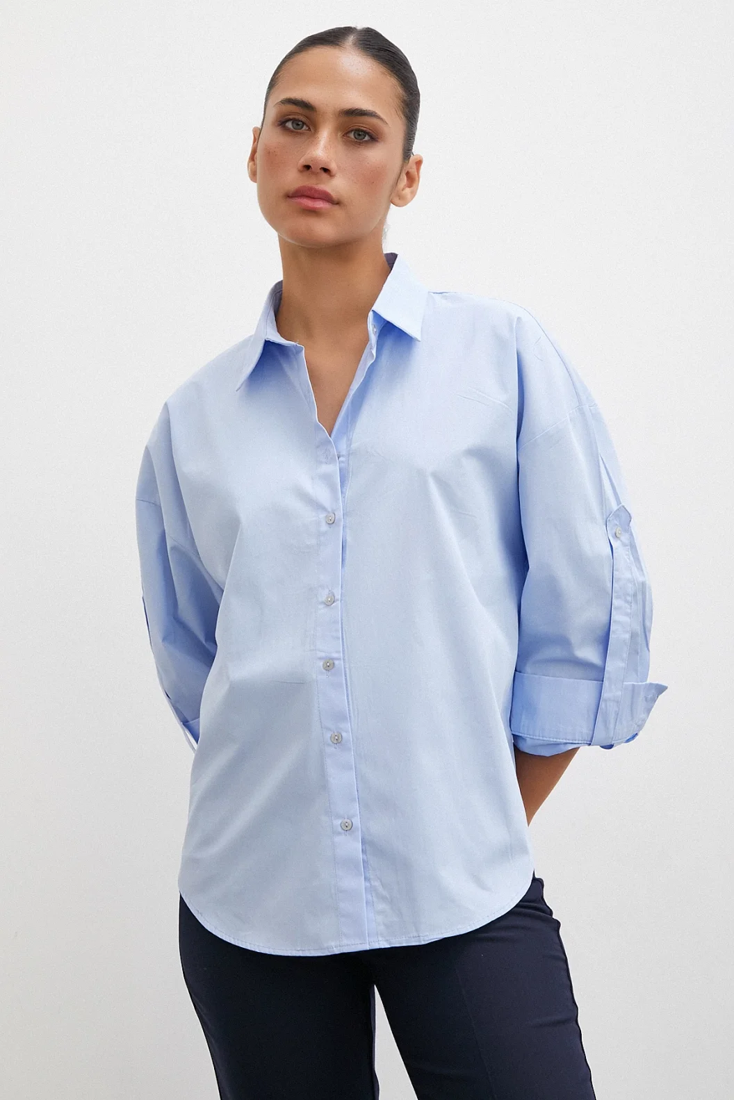 قميص بأزرار الأكمام الزرقاء