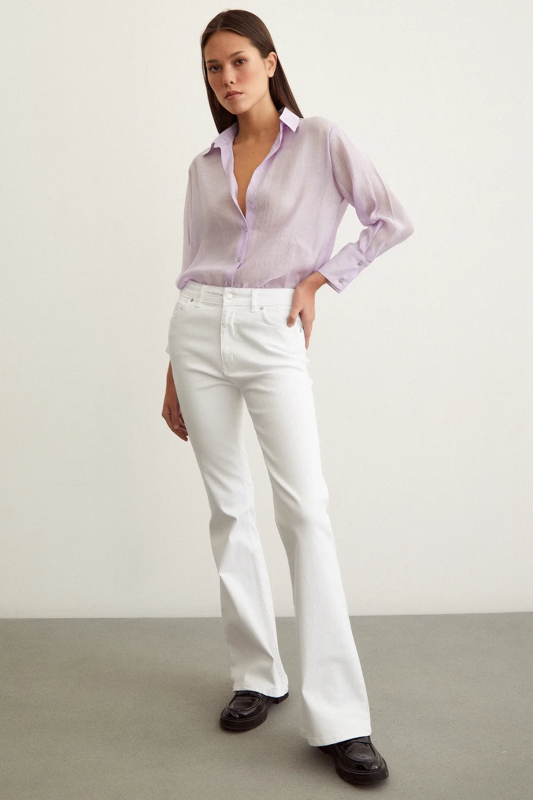 قميص بياقة على شكل V باللون البنفسجي