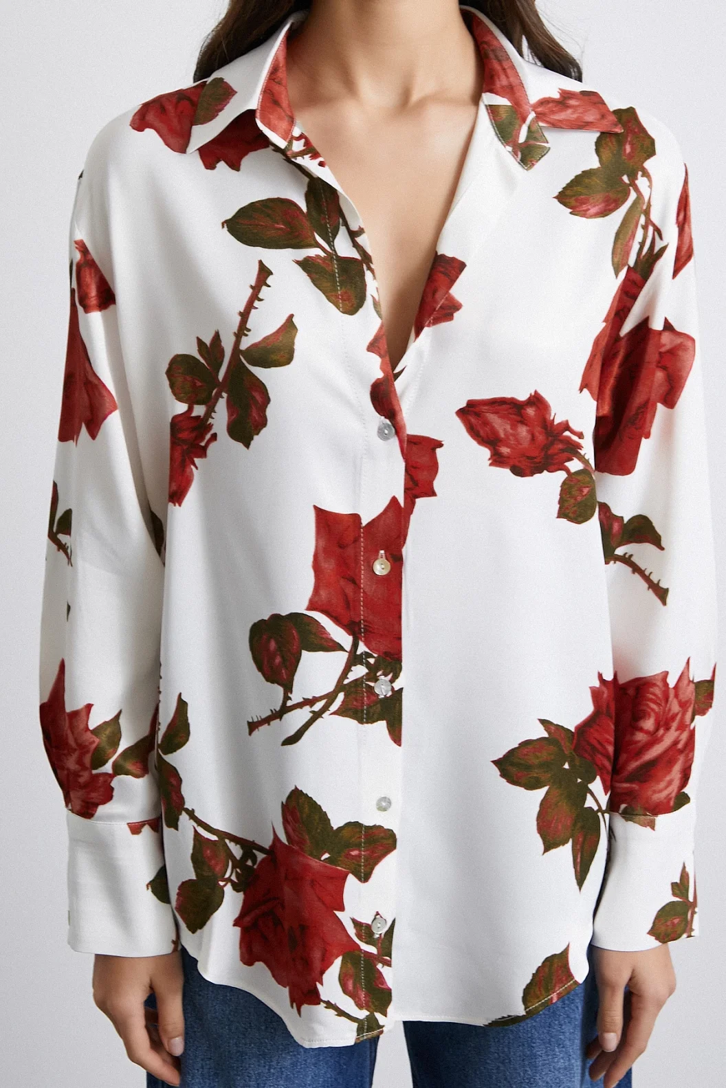 قميص حرير أبيض مزين بزهور الورد