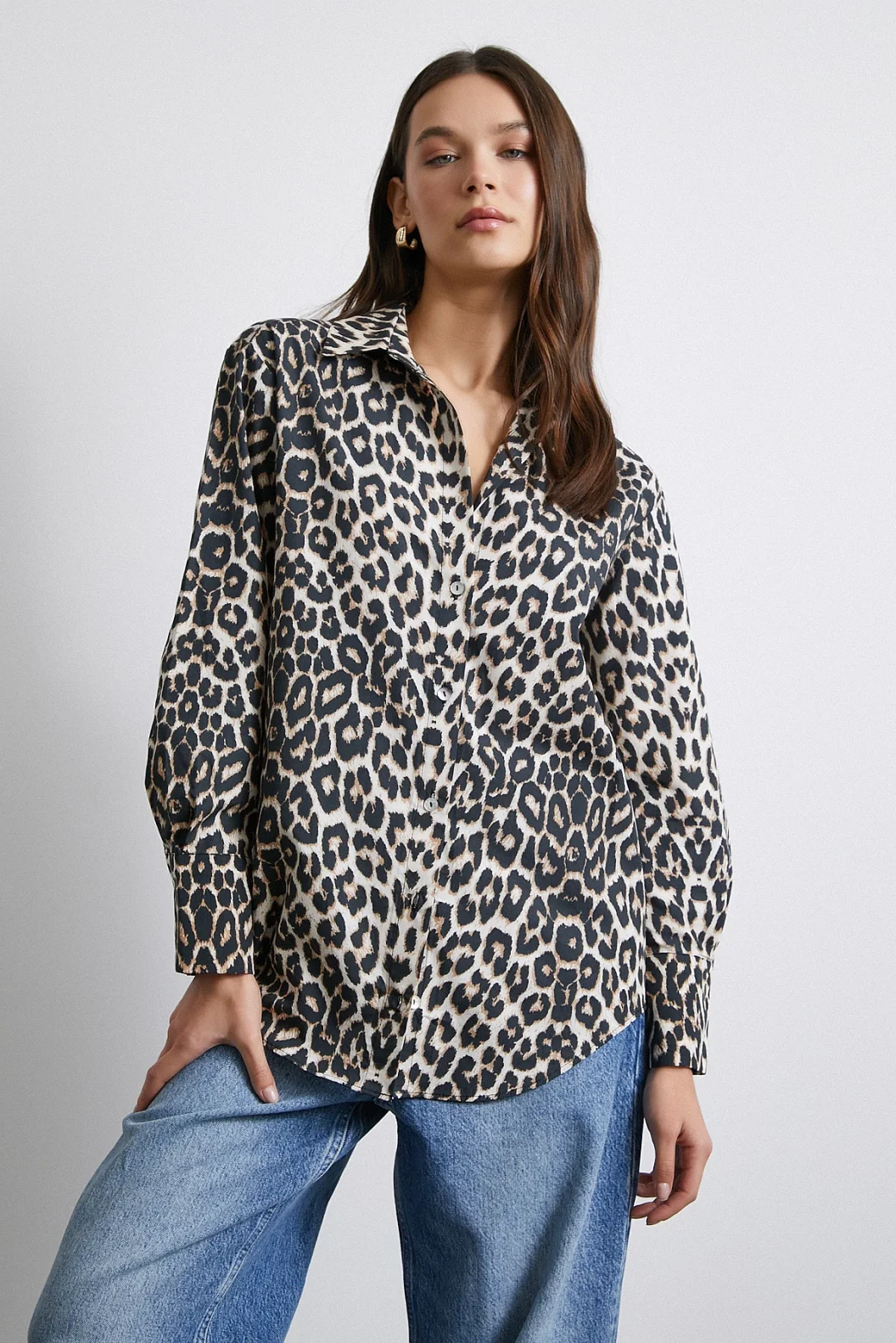 قميص مخطط بنمط فهد بيج