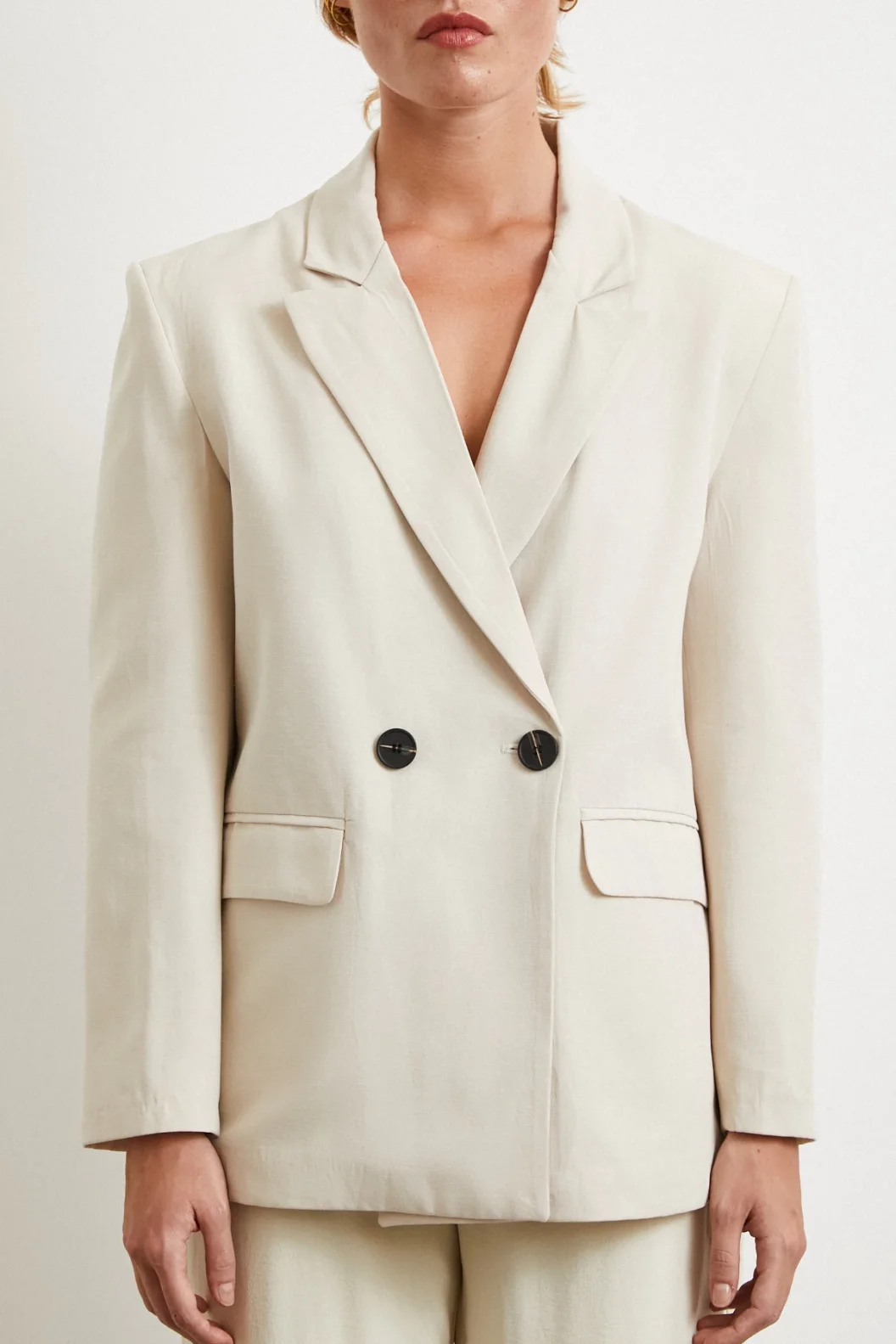 جاكيت بليزر من قماش الكتان ذو زرين باللون الكريمي