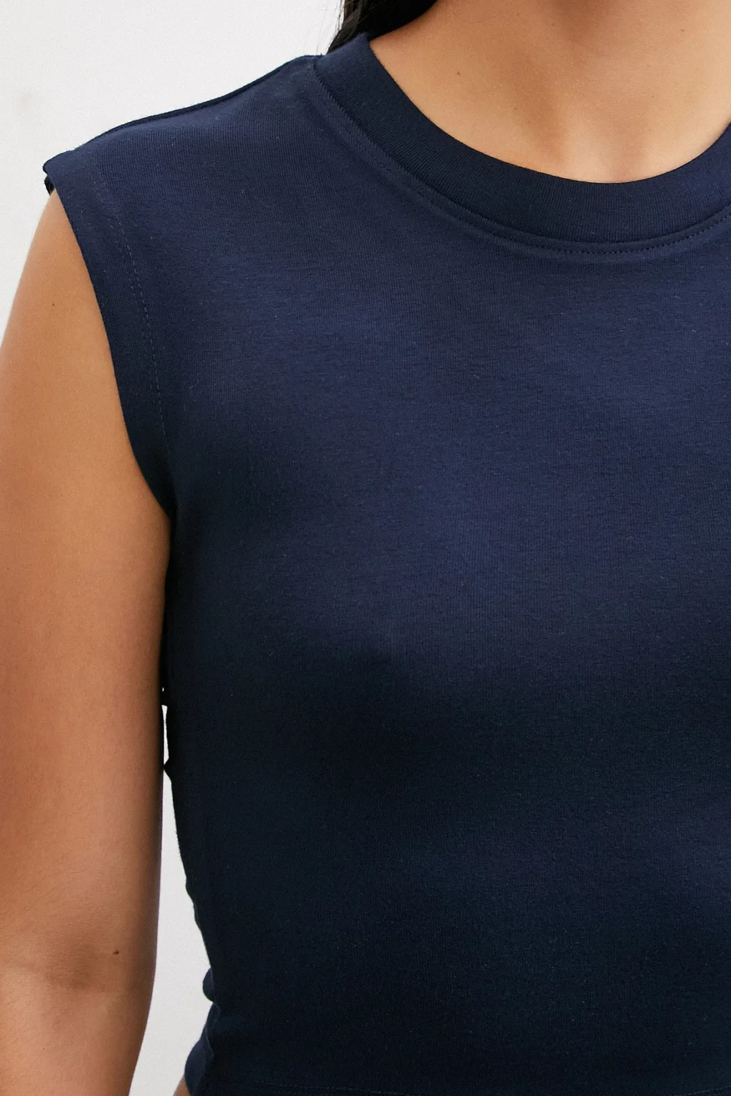 قميص بأكمام قصيرة لونه أزرق داكن