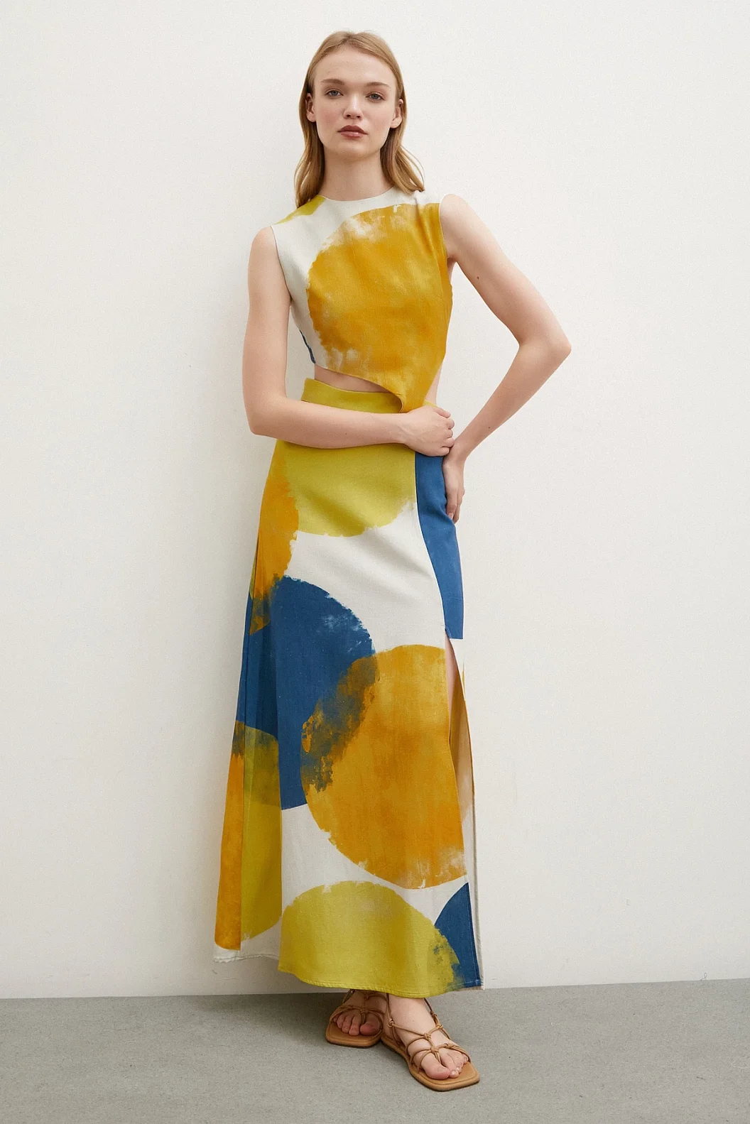 فستان أصفر بلا أكمام بخصر مكشوف