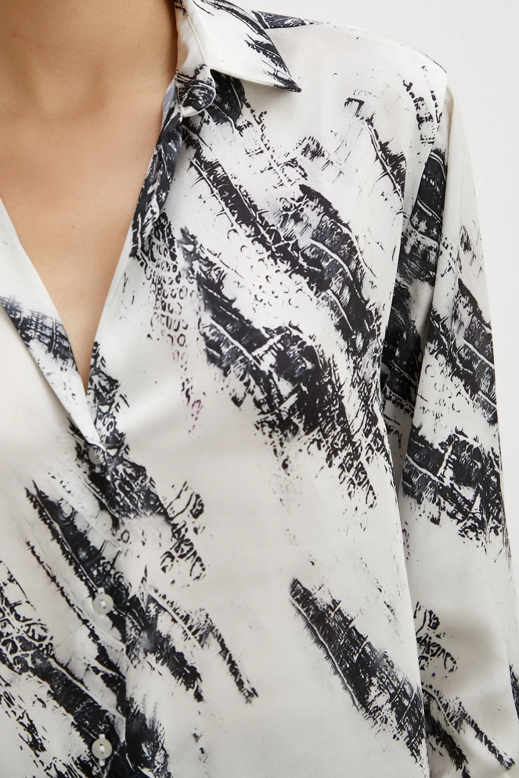 قميص حرير مطبوع بياقة على شكل V باللون العاجي