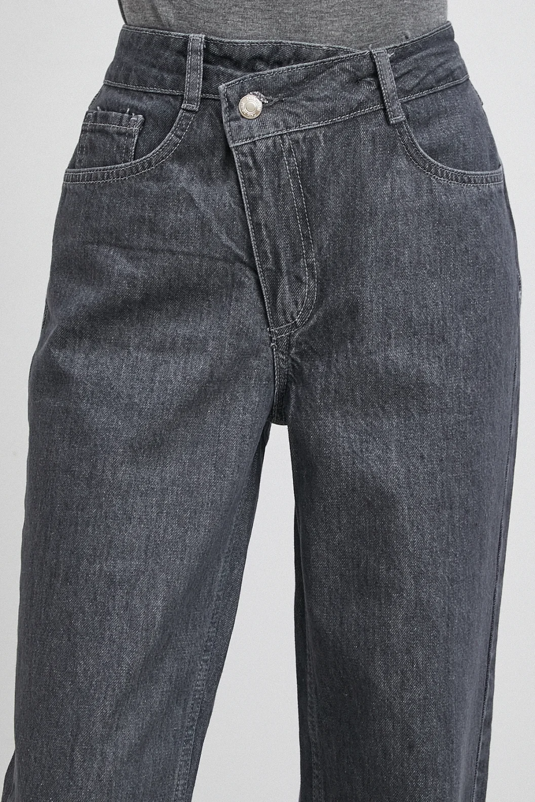 Çapraz Fermuarlı Kesik Paça Düğmeli Jean Füme