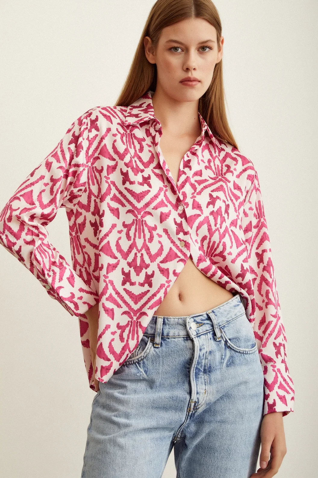 قميص حرير برقبة V مزين بنقوش وردية