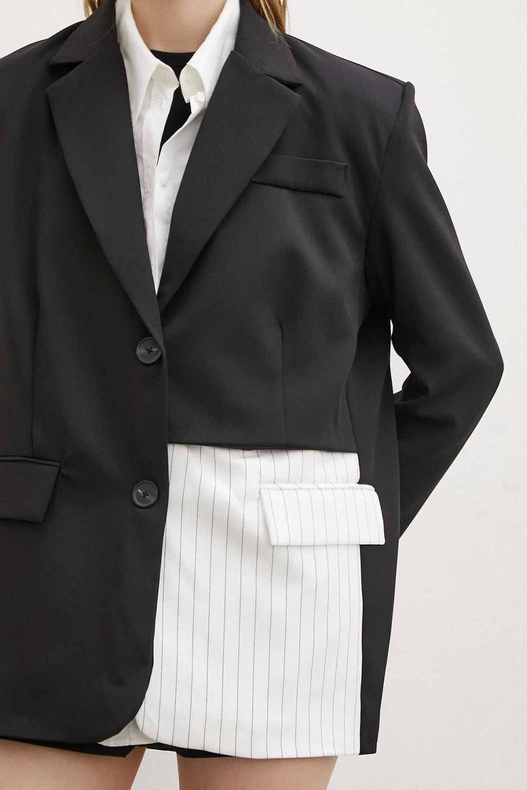 Linienbetonte Doppelknopf-Blazer mit Details in Weiß