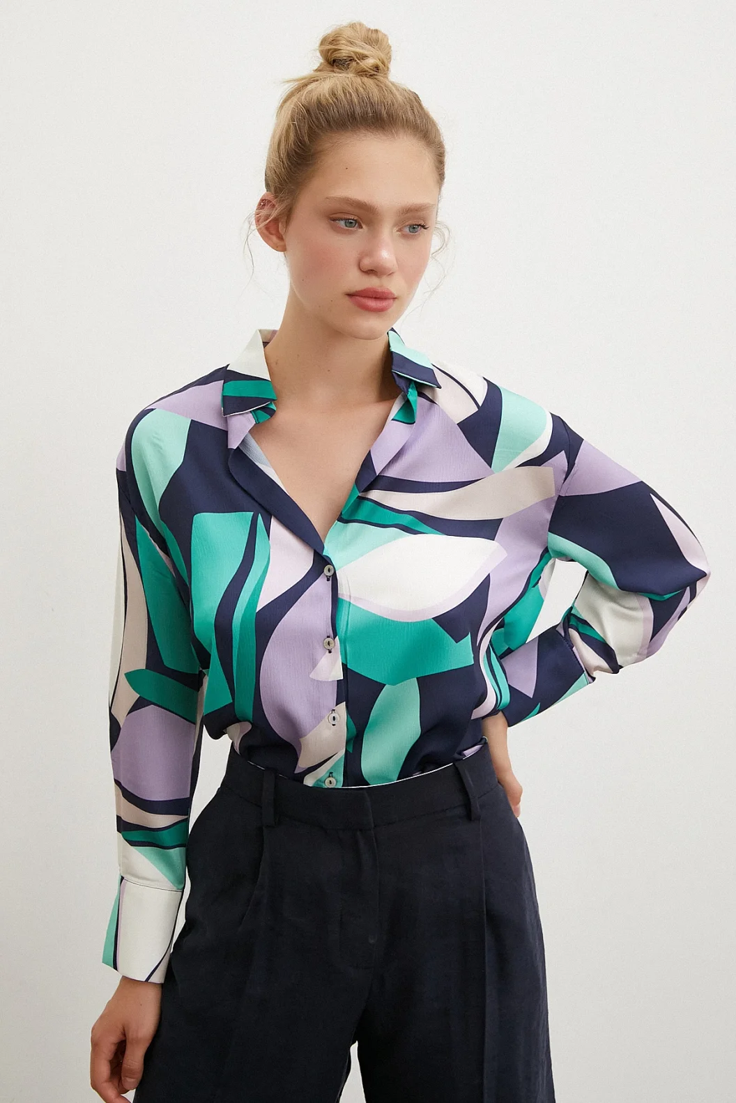 Bedrucktes V-Ausschnitt Hemd Lila