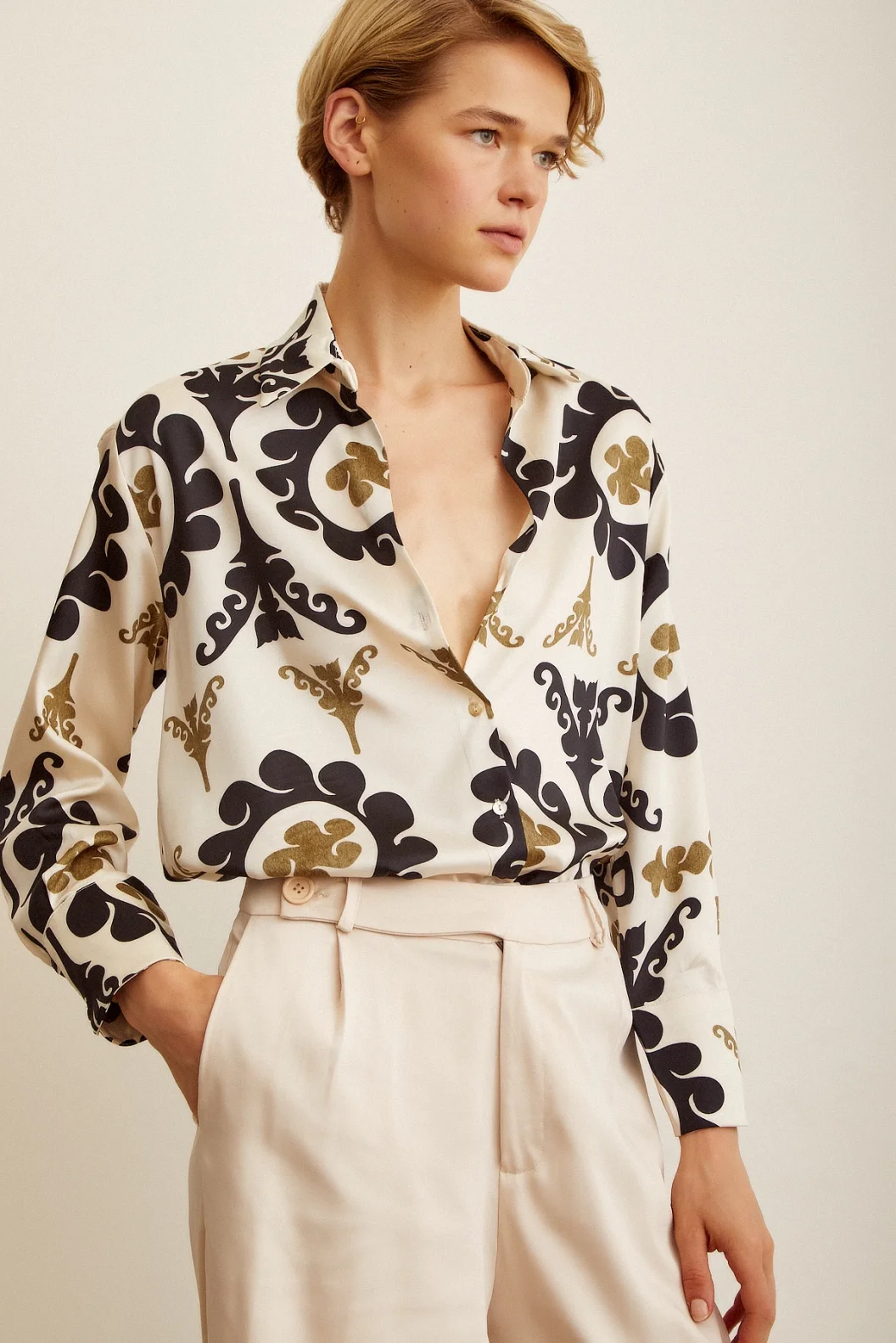 قميص حريري برقبة V مطبوعة باللون البيج