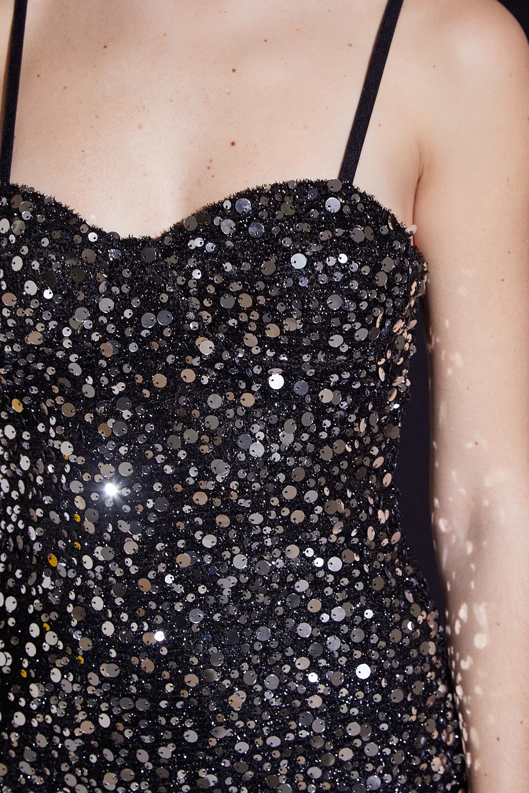 Trägerkleid mit Silbermünzen