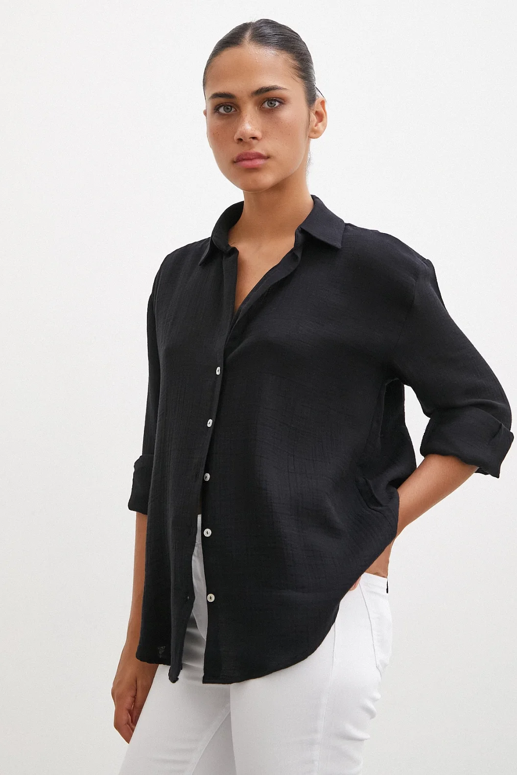 قميص بياقة V Krinkıl أسود