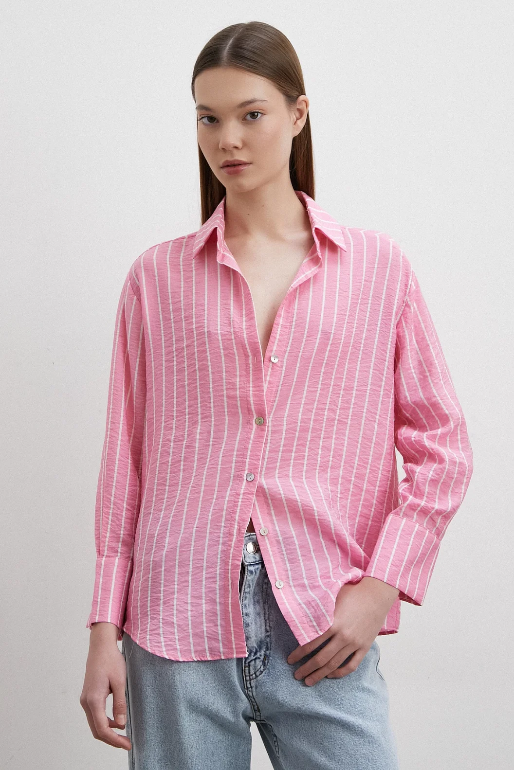 قميص مخطط باللون الوردي
