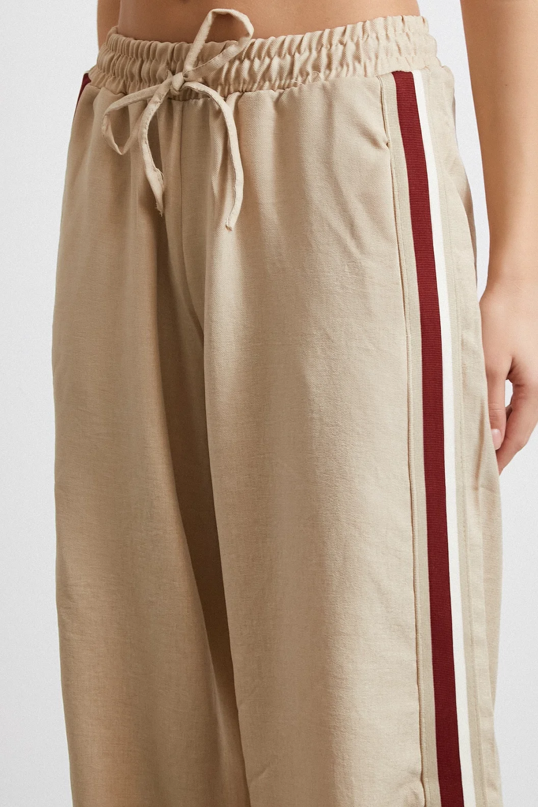 بنطلون ذو مزيج مطاطي بخصر مزدوج بلون بيج