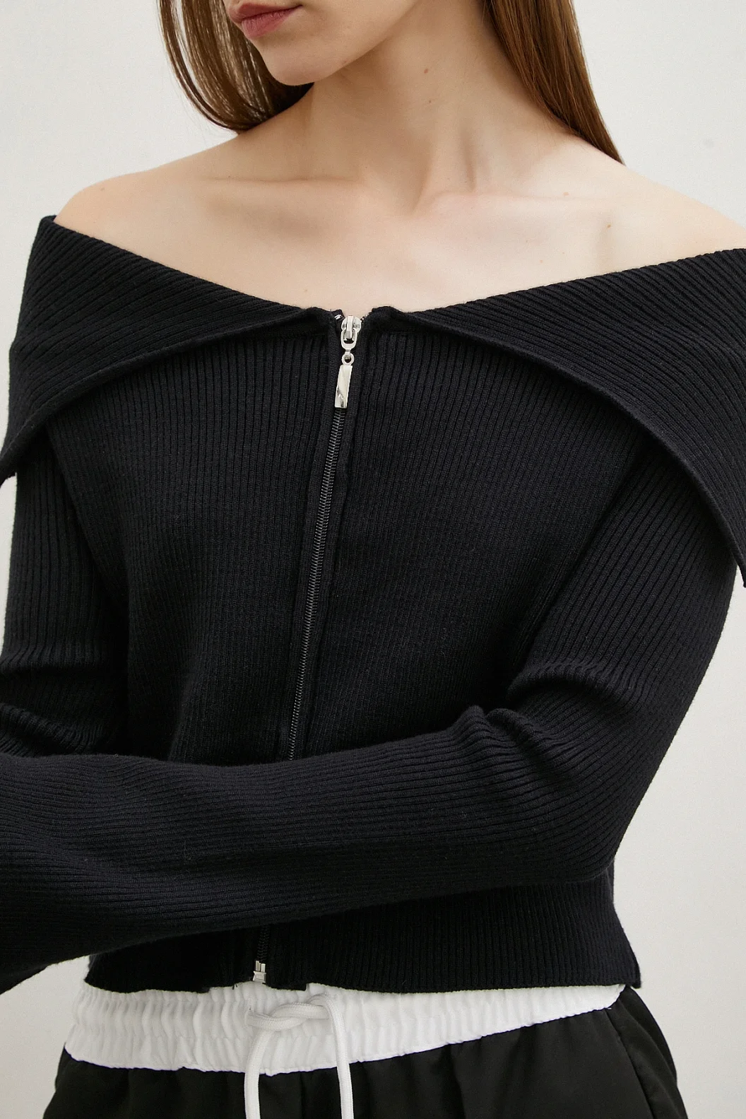 قميص عنق حريري أسود مع سحّاب