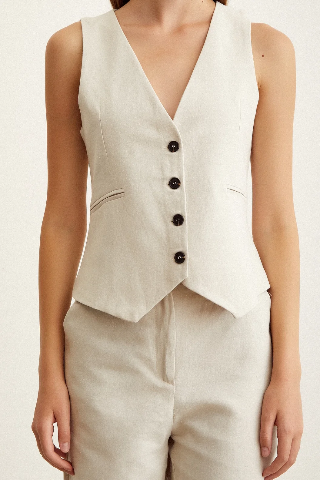 قميص كتان مبطن باللون البيج