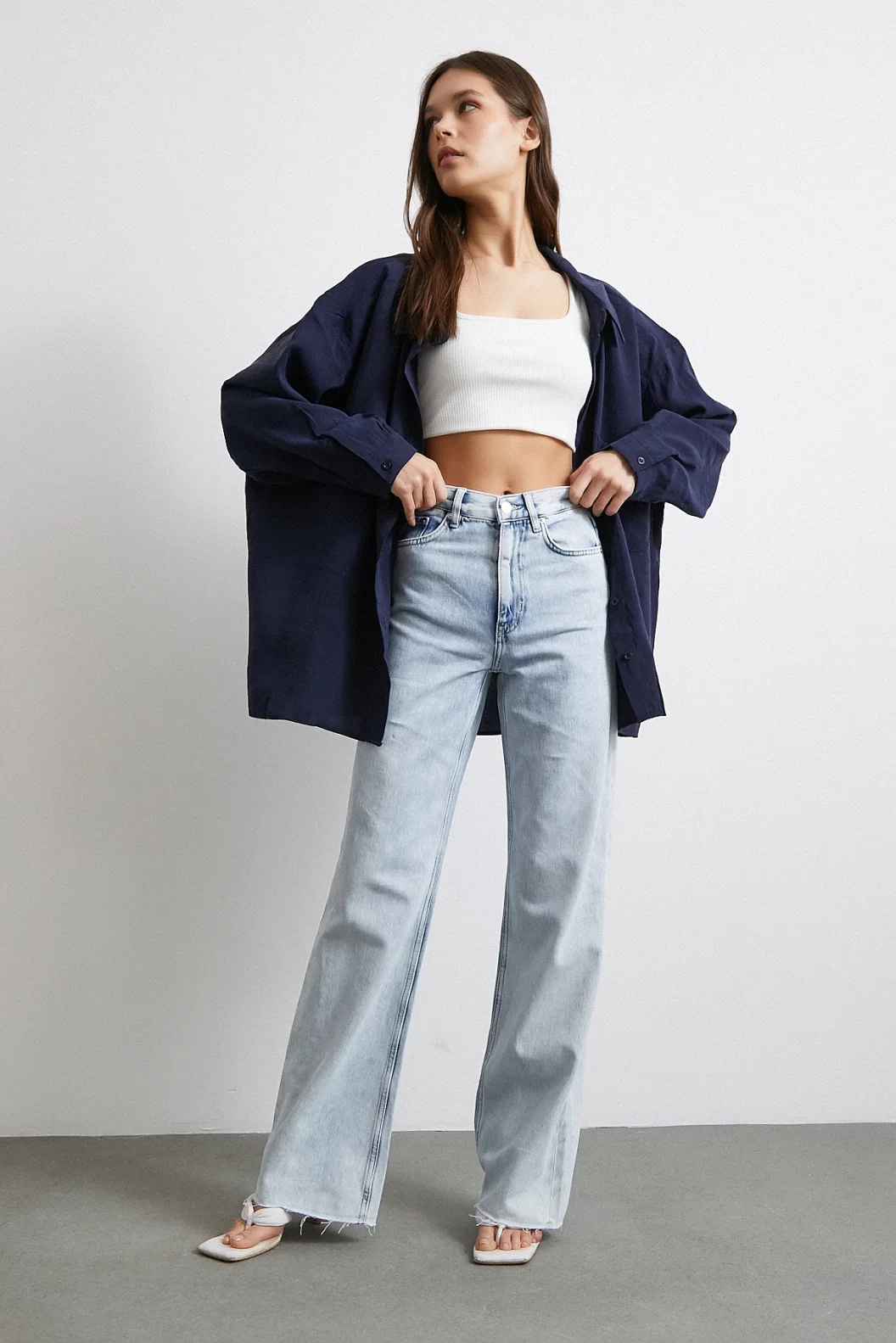 الجينز المقطع العالي مع لمسة ليكرا باللون الأزرق الجليدي