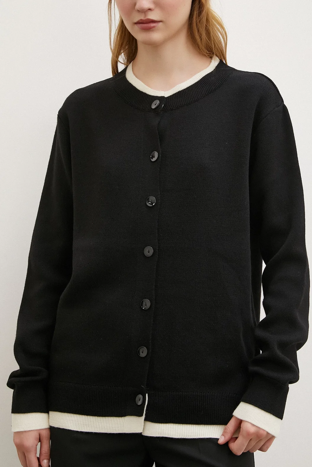 Schwarze Strickjacke mit doppeltem Kragen und Knöpfen