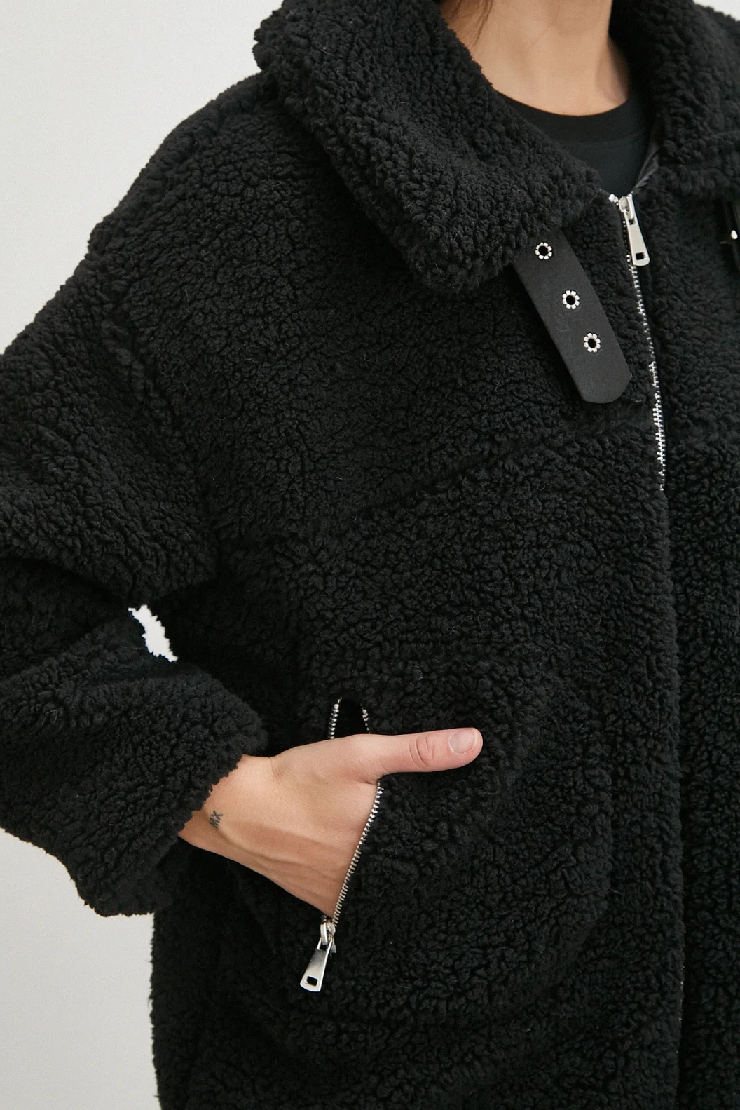 Yaka Detaylı Peluş Mont Siyah