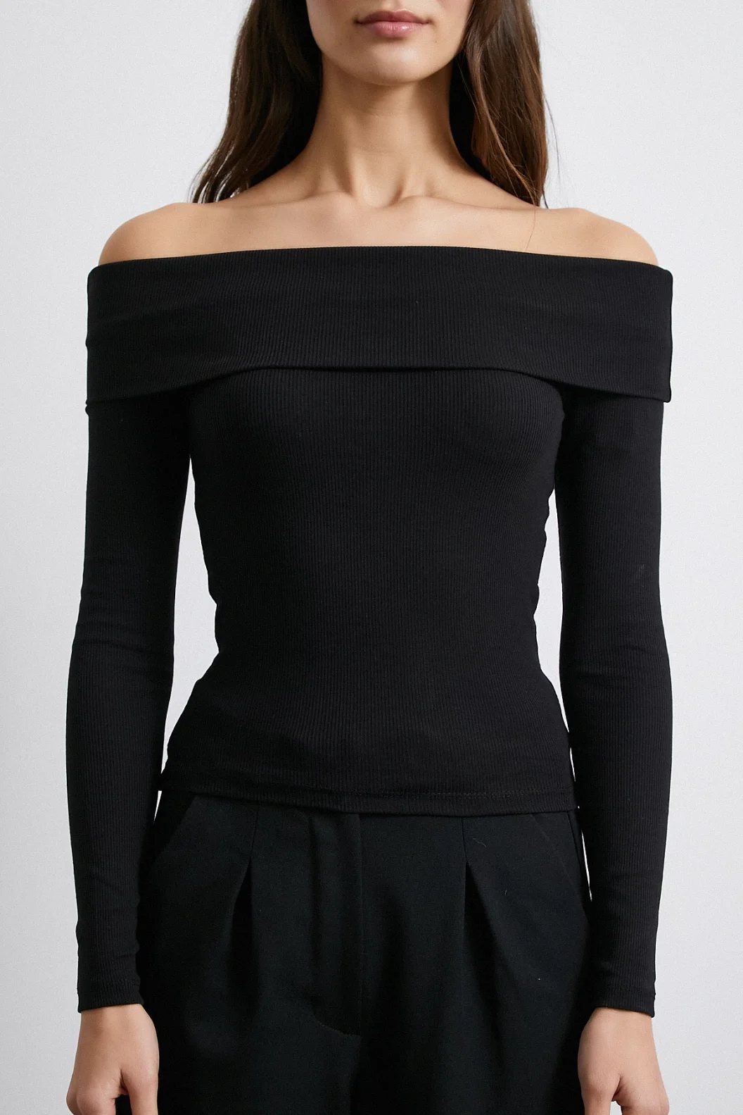 قميص أسود بتصميم كاميس الكتف المكشوف