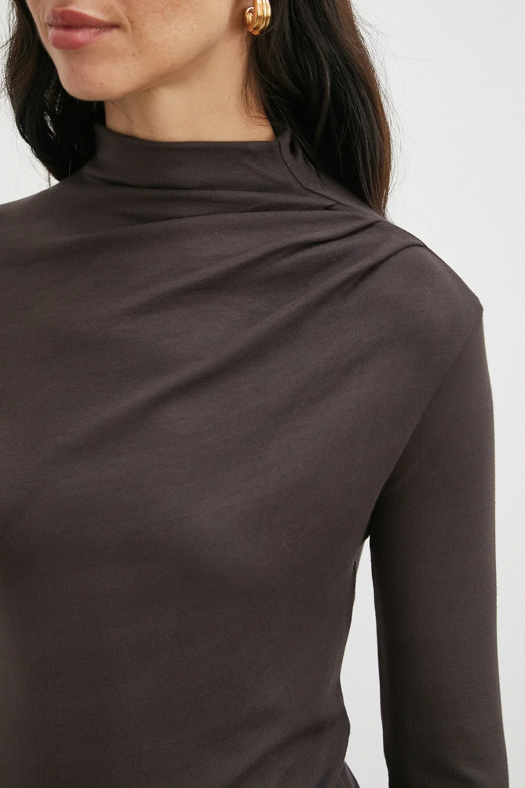 Omzu Pileli Boğazlı Bluz Kahve