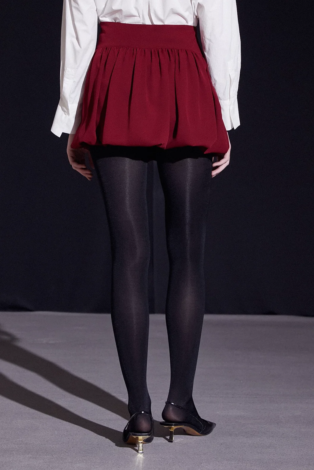 تنورة بالون صغيرة باللون البندي