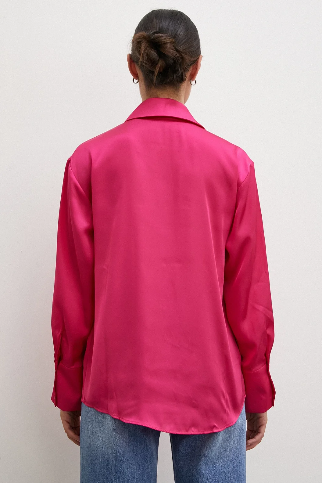 القميص الحريري البسيط باللون الأرجواني