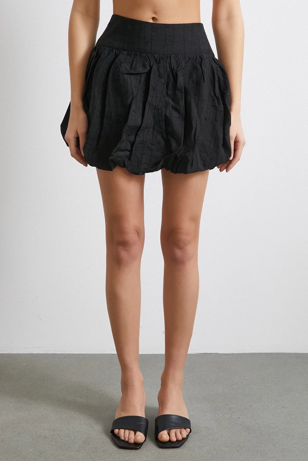 تنورة بالون مبطنة سوداء