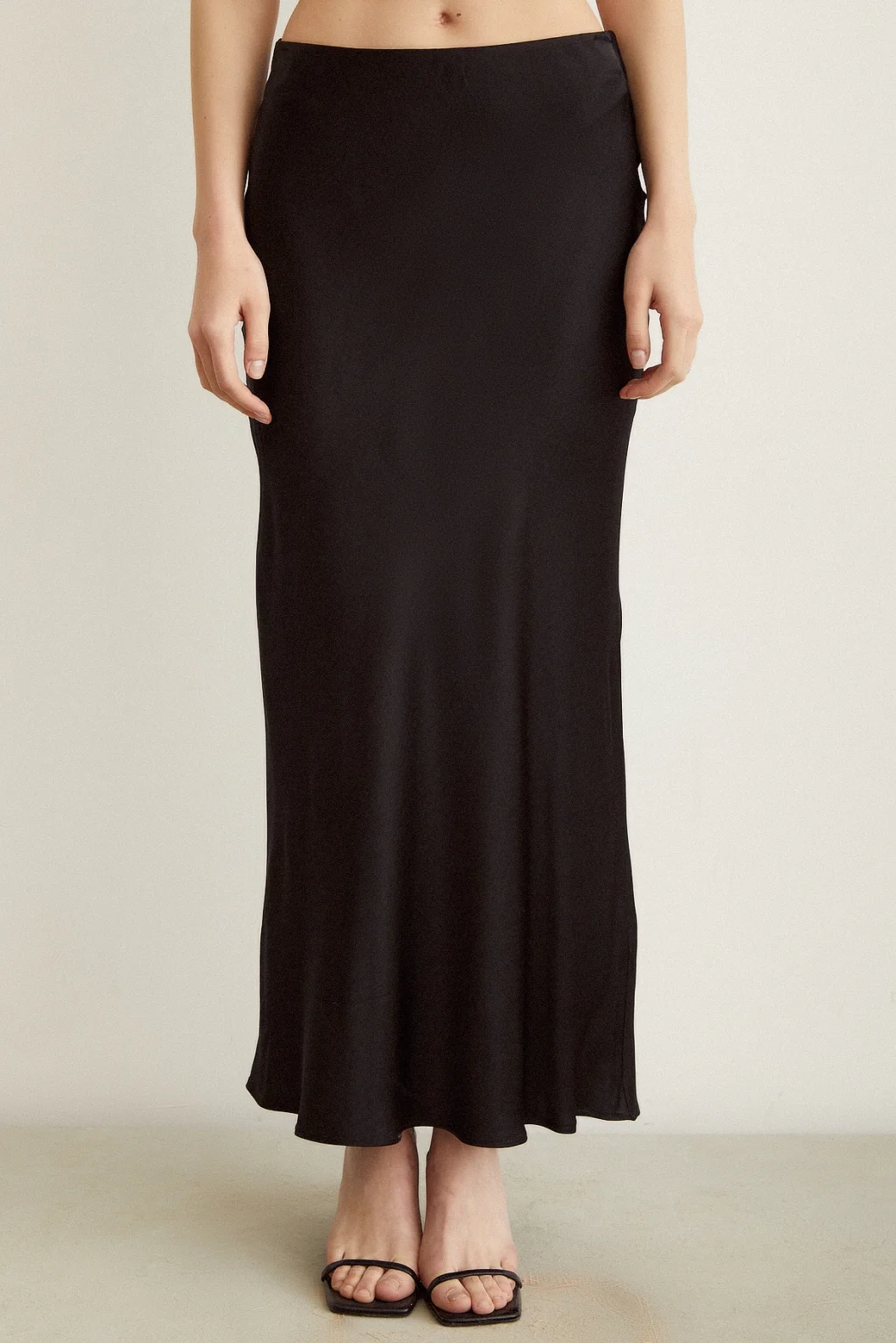 التنورة الساتان المائلة باللون الأسود