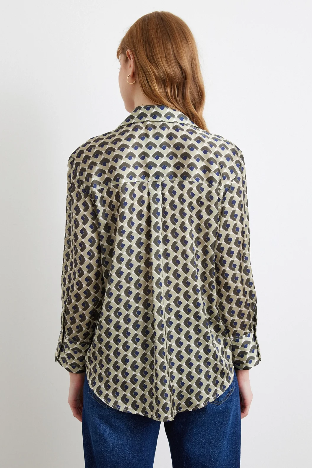 قميص حرير هاكي بنقشة هندسية