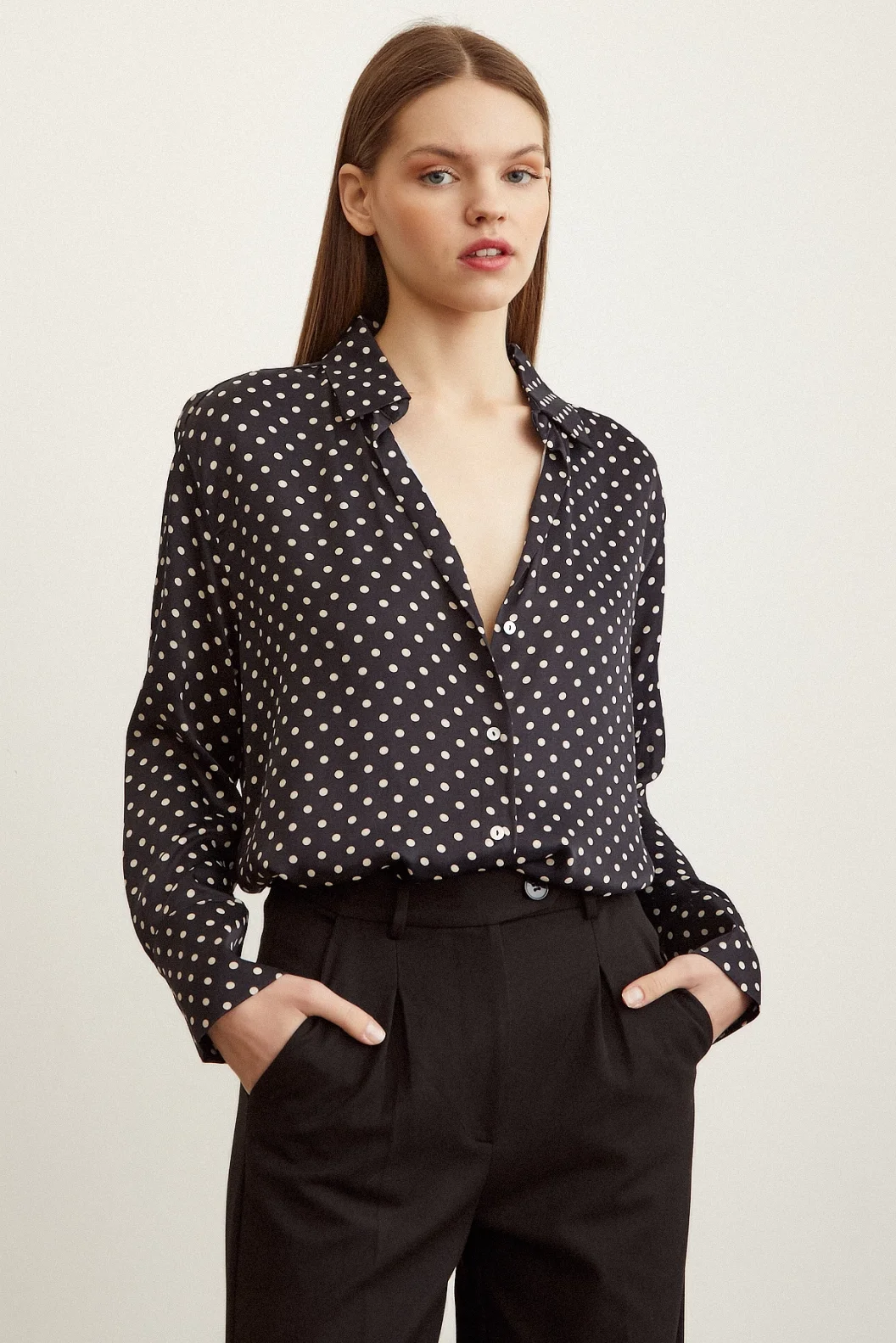 Punktartig gemustertes Satinhemd Schwarz