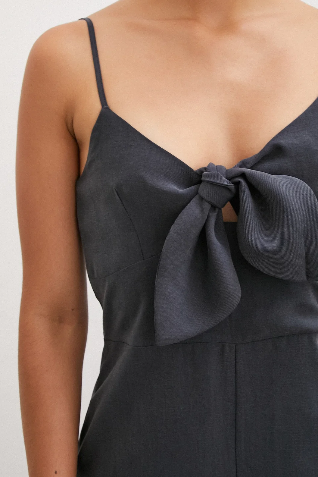 بديل بأشرطة مع قوس أسود