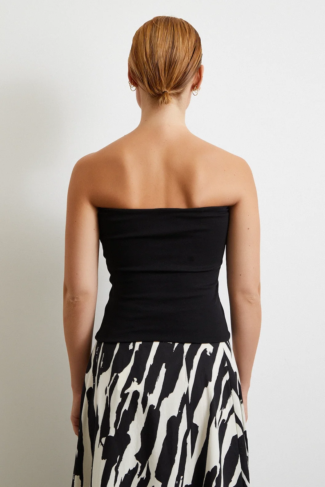 بلوزة بلا أكمام سوداء