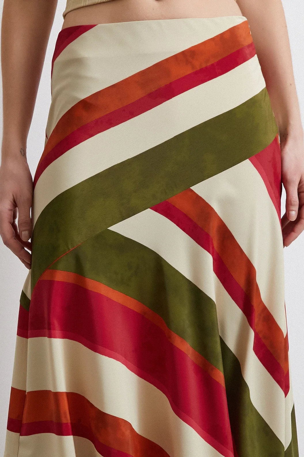 تشيري تنورة مخططة مائلة بيج