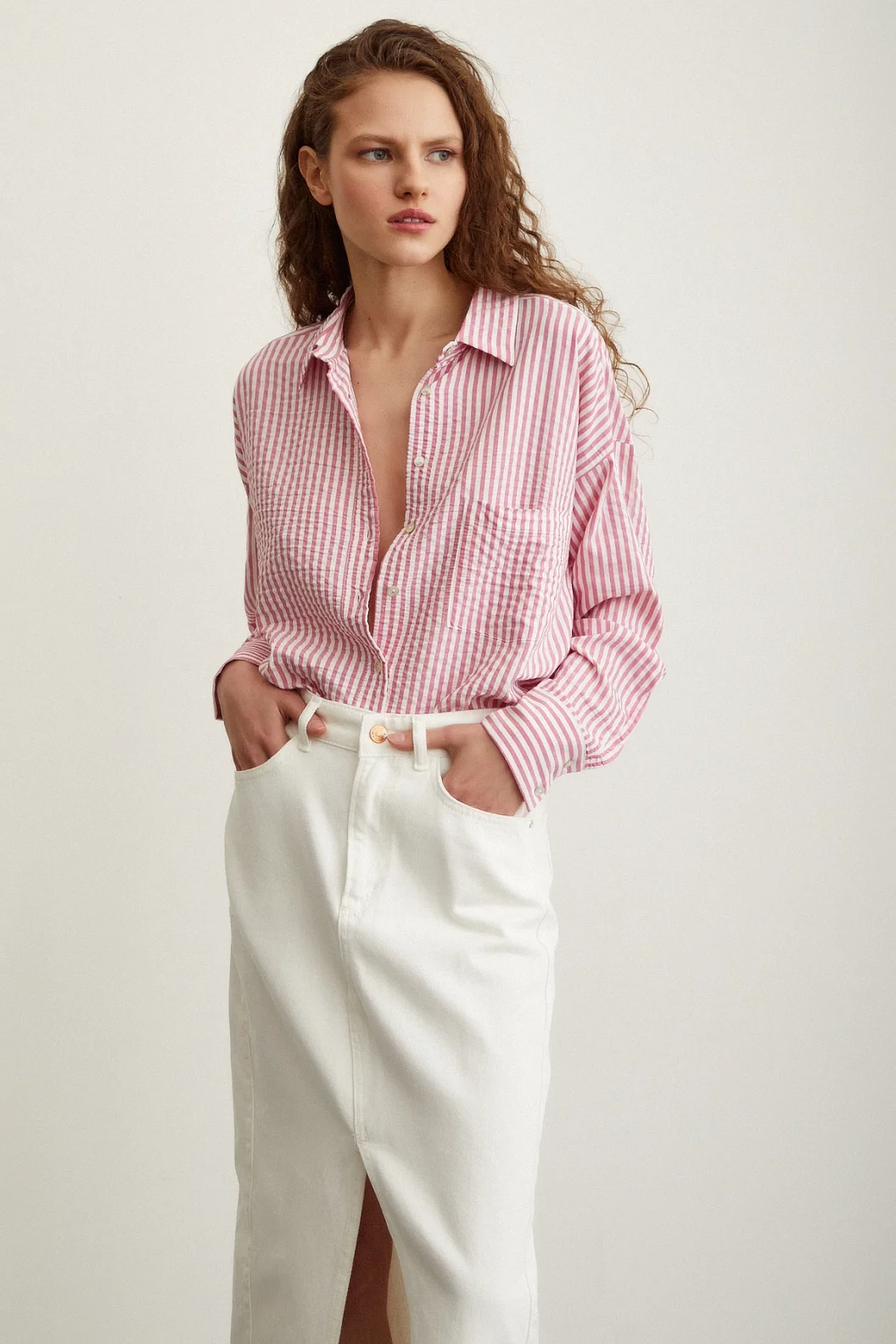 قميص مخطط باللون الوردي