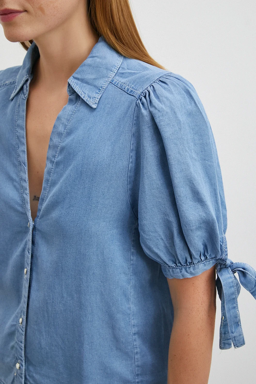 قميص بأكمام قصيرة برباط أزرق