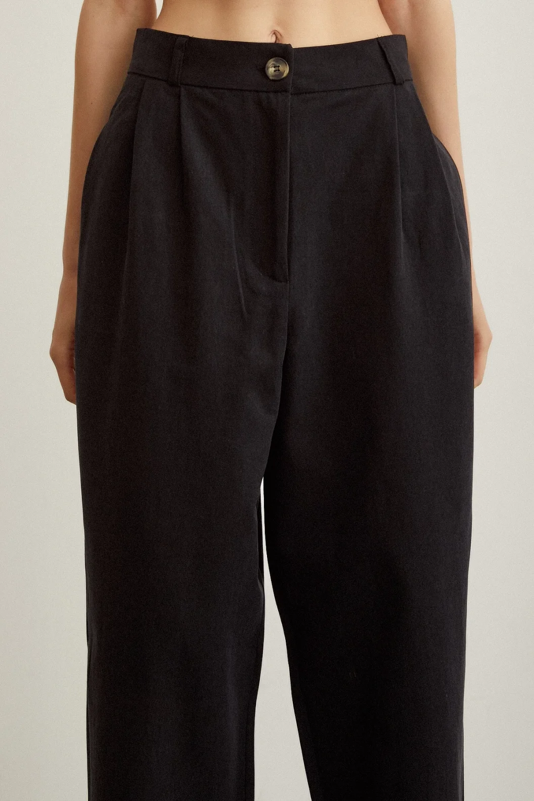 السروال الأسود ذو الجيب المزدوج من الأمام