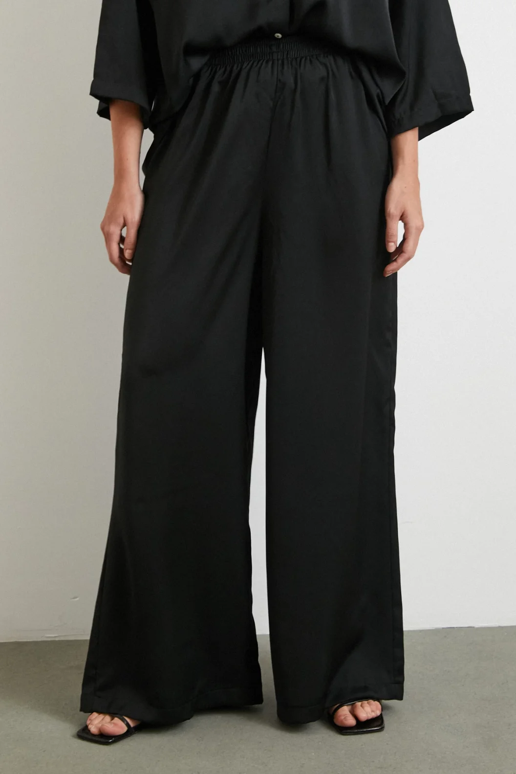 بنطلون رومانتيك بقصّة فضفاضة أسود