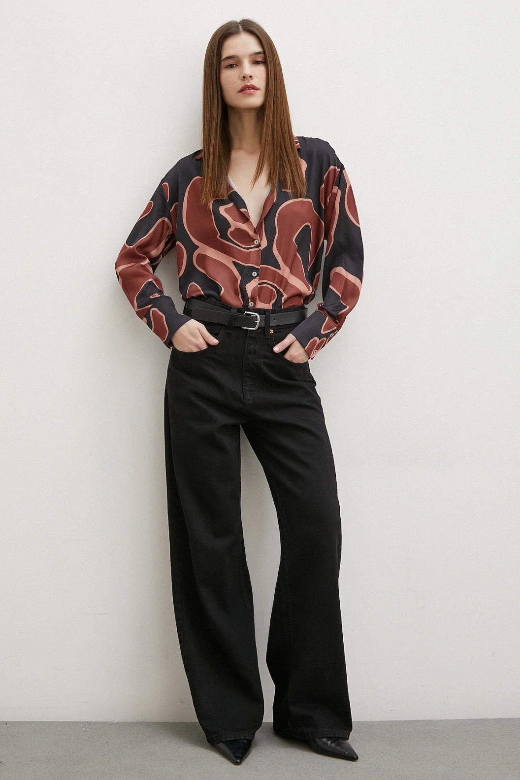 قميص حرير مطبوع باللون البني