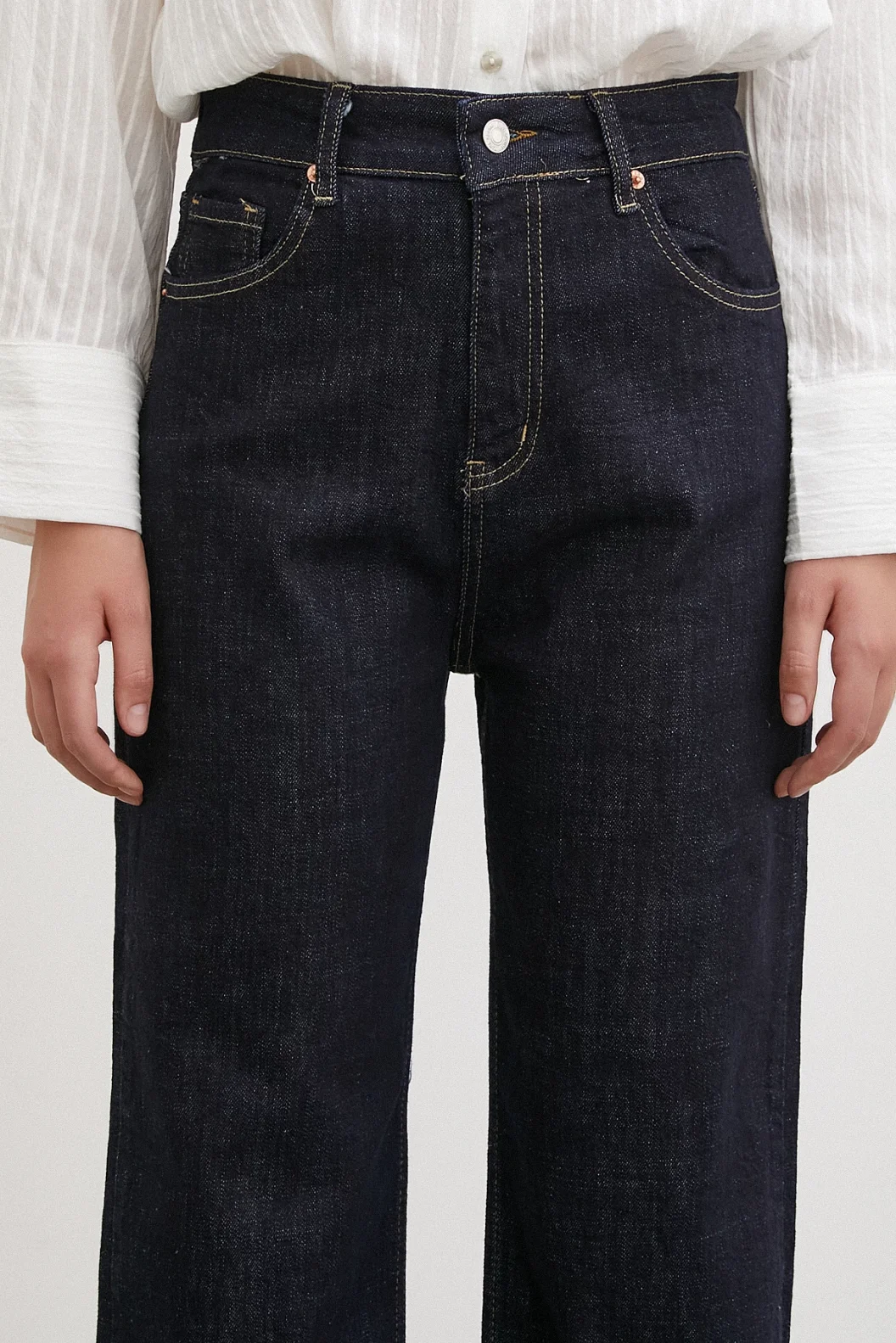 خمسة جيوب، جينز بقَصَة مستقيمة، لون أزرق داكن