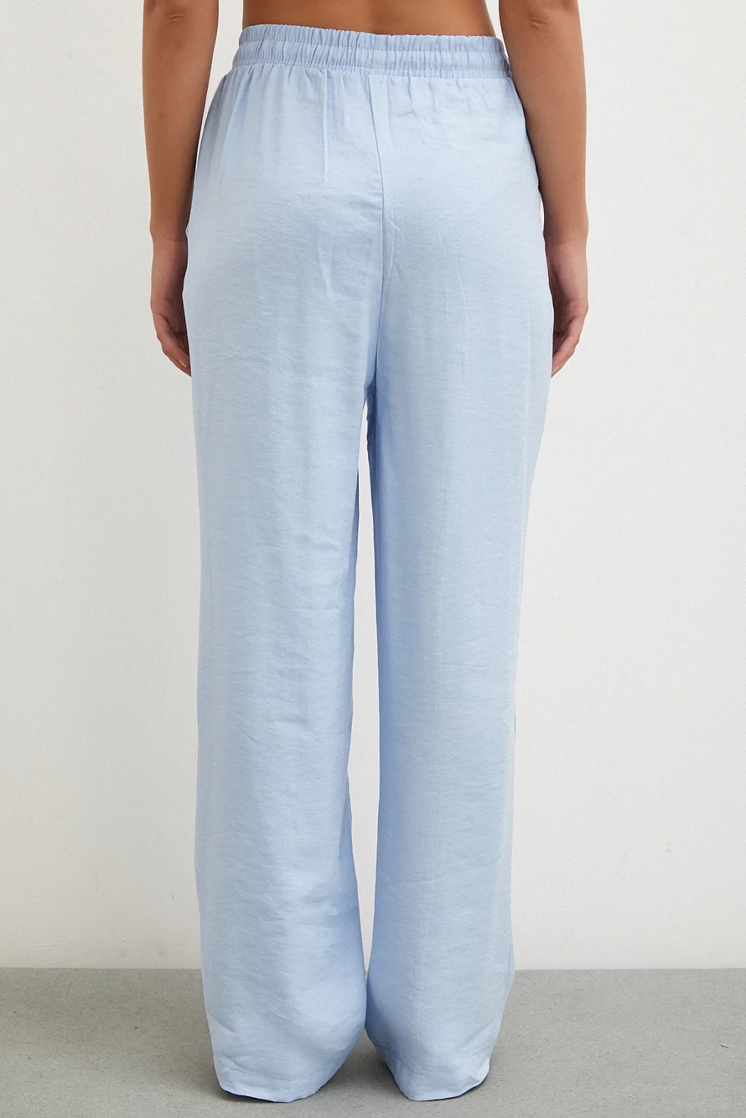 بنطلون برفقة حزام لونه أزرق فاتح