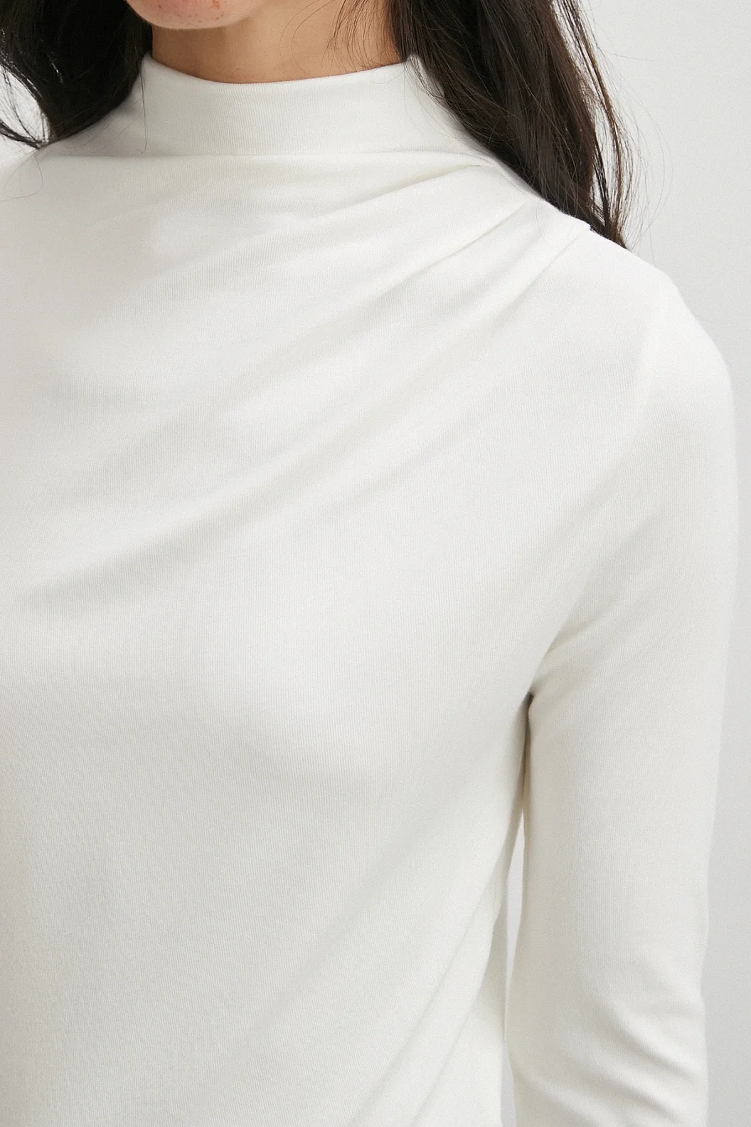 Omzu Pileli Boğazlı Bluz Beyaz