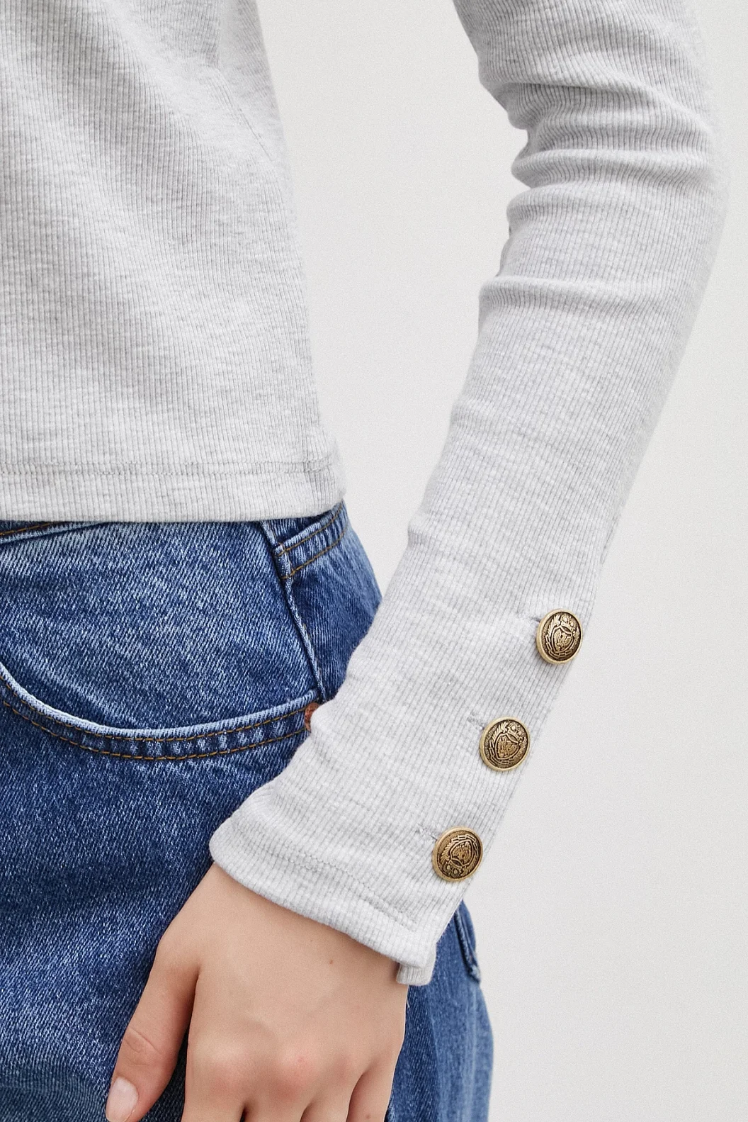 بلوزة رمادية بأزرار على الذراع