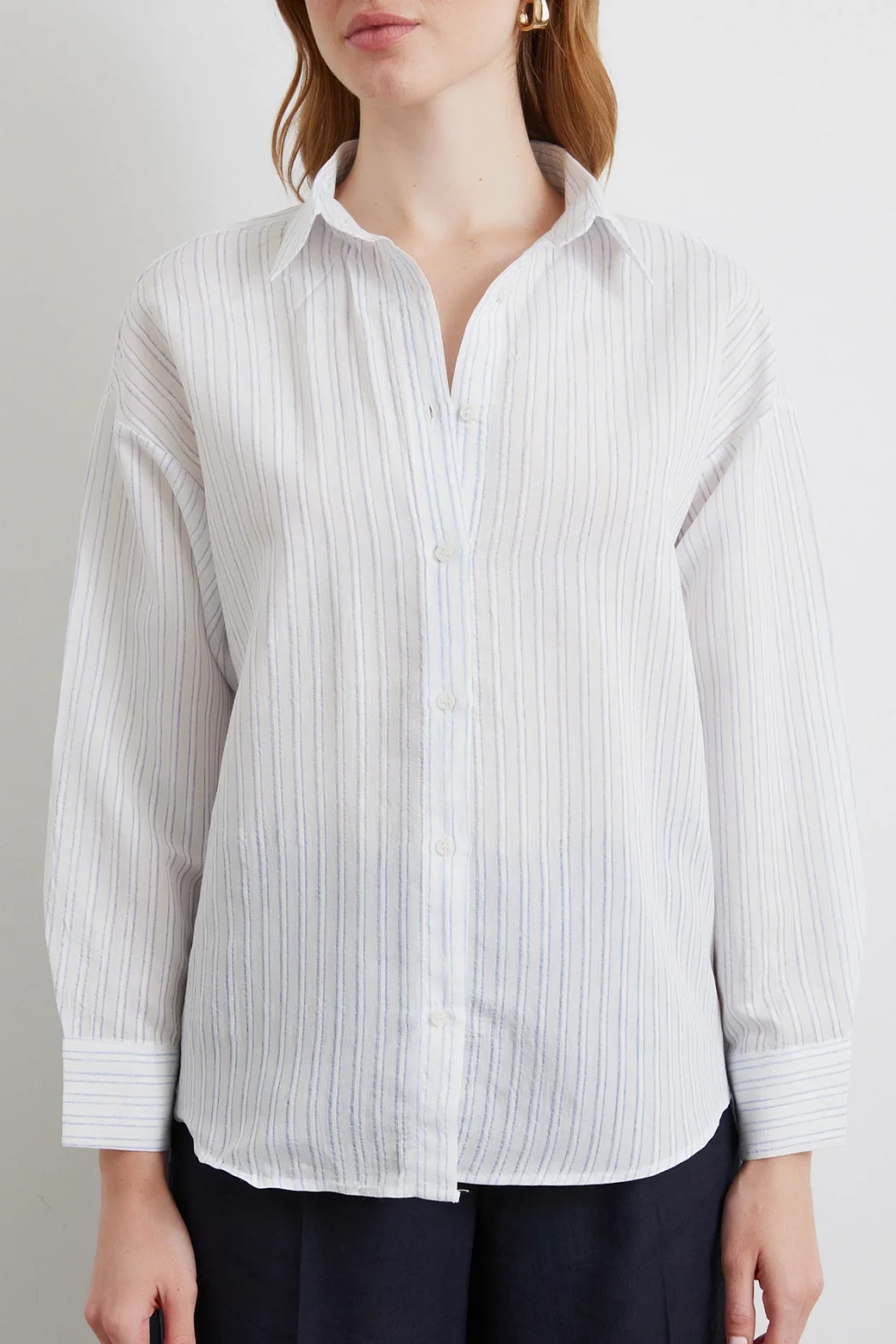 قميص مخطط متماثل أزرق