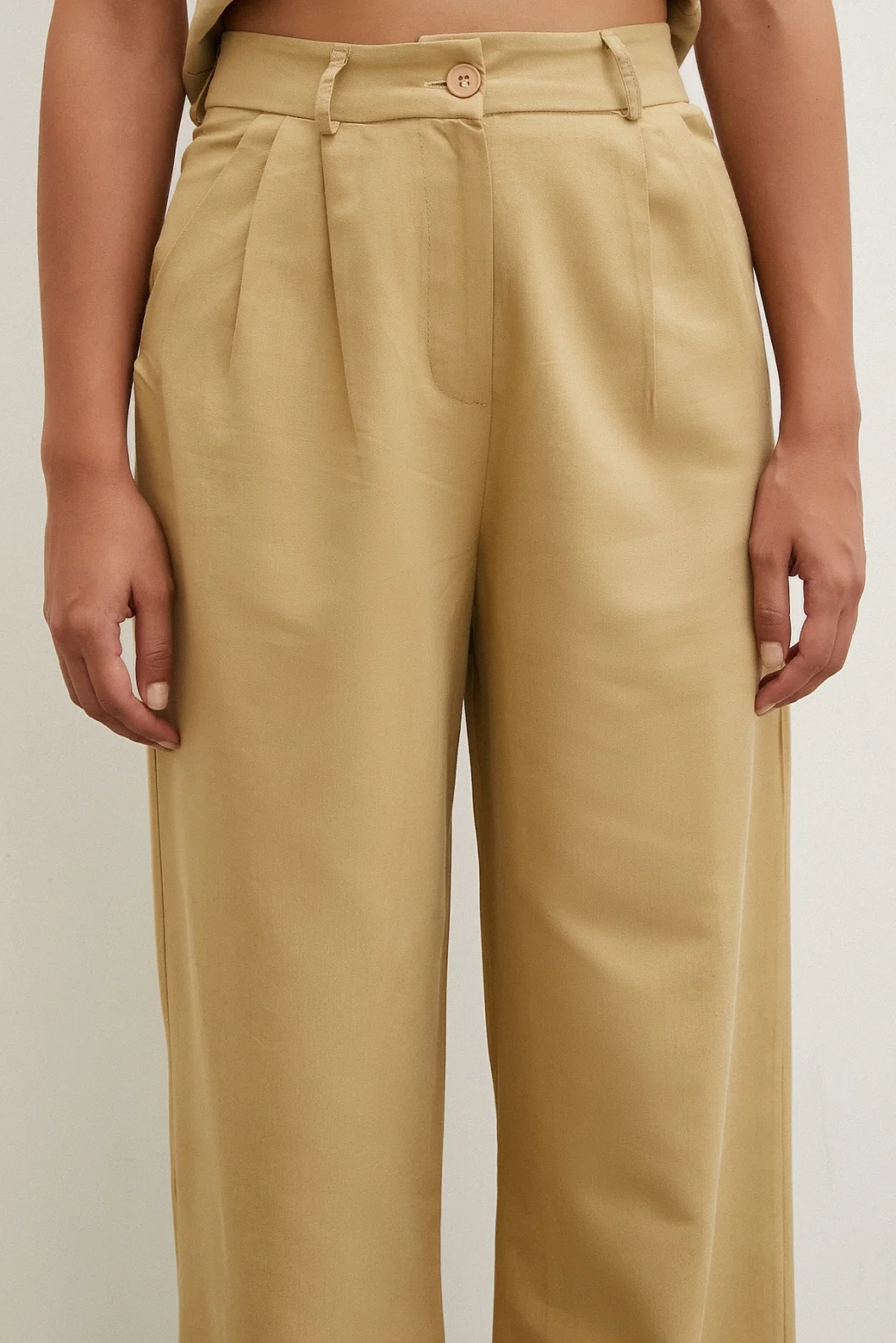 بنطلون قطني بخصر عالي وأساور أنبوبية باللون الجملي