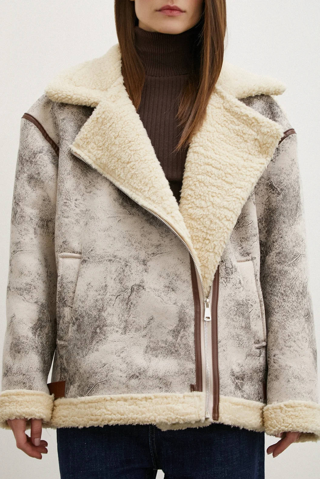 معطف رفيع مبطن باللون البني