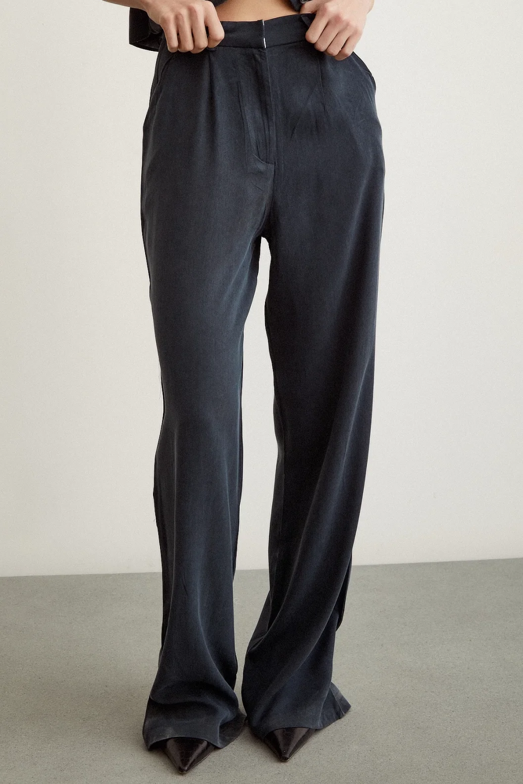 بنطال واسع الساق لونه أزرق داكن